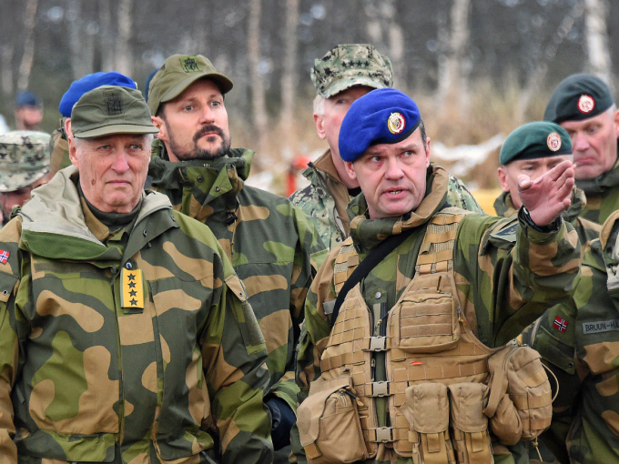 Kongen og Kronprinsen besøker NATO-øvelsen Trident Juncture 2018. Foto: Sven Gj. Gjeruldsen, Det kongelige hoff